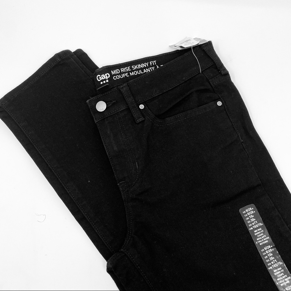 Brand new mid rise skinny black size 6 GAP jeans